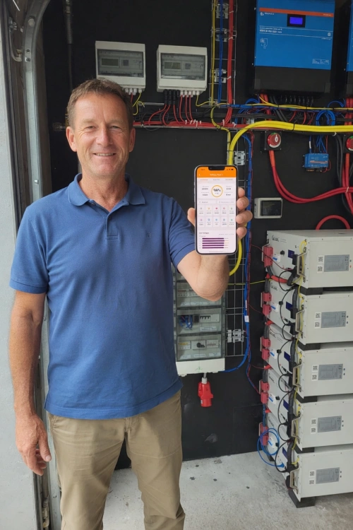 5 Gobel Power batteries in parallel with user showing Gobel VRM mobile app dashboard